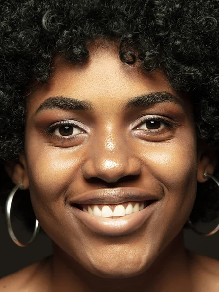 Close up retrato da jovem menina emocional afro-americana — Fotografia de Stock