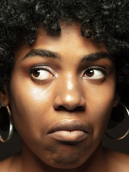 Close up retrato da jovem menina emocional afro-americana — Fotografia de Stock