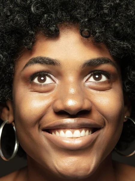 Nahaufnahme Porträt eines jungen afrikanisch-amerikanischen emotionalen Mädchens — Stockfoto
