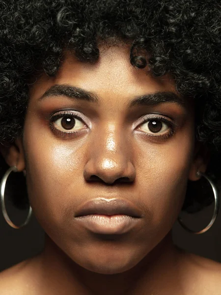 Close-up portret van jonge Afro-Amerikaanse emotionele meisje — Stockfoto