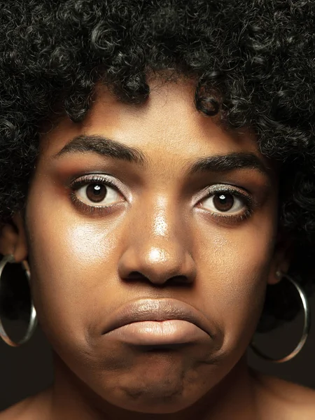 Close up retrato da jovem menina emocional afro-americana — Fotografia de Stock