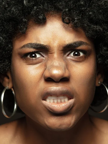 Primer plano retrato de joven afro-americana emocional chica —  Fotos de Stock