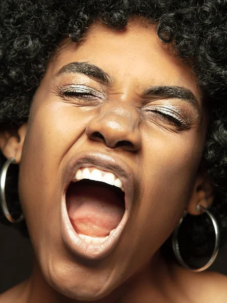 Close up retrato da jovem menina emocional afro-americana — Fotografia de Stock