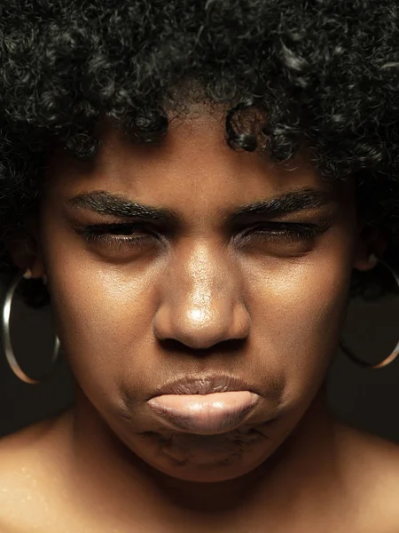 Close up retrato da jovem menina emocional afro-americana — Fotografia de Stock