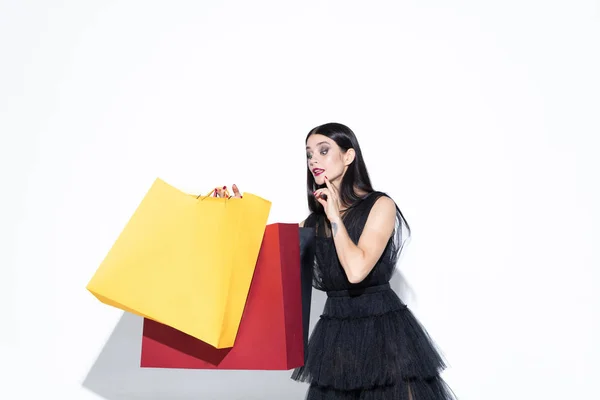 Jonge vrouw in jurk winkelen op witte achtergrond — Stockfoto