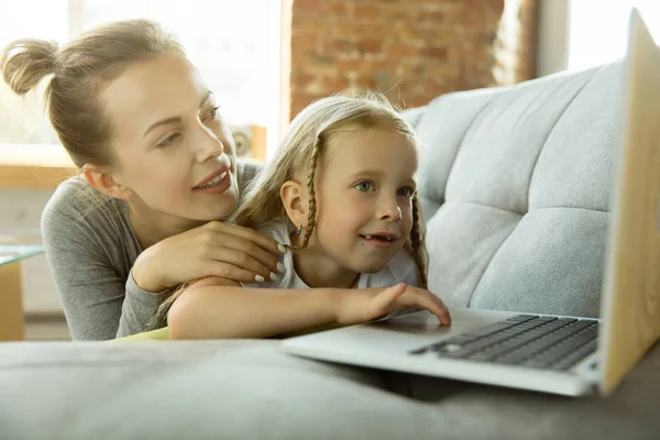 Insegnante e bambina, o mamma e figlia. Concetto di istruzione a casa — Foto Stock