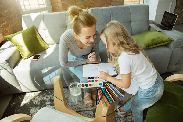 Insegnante e bambina, o mamma e figlia. Concetto di istruzione a casa — Foto Stock