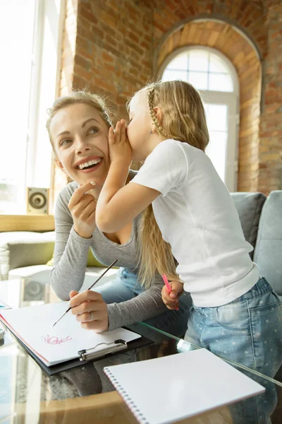 Insegnante e bambina, o mamma e figlia. Concetto di istruzione a casa — Foto Stock