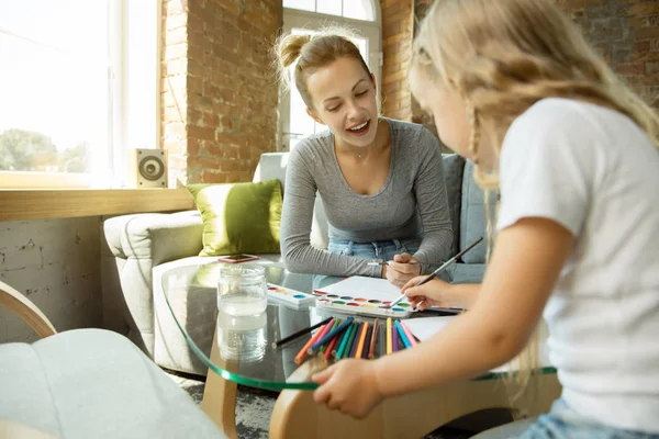 Insegnante e bambina, o mamma e figlia. Concetto di istruzione a casa — Foto Stock