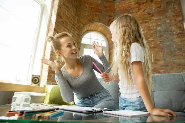 Insegnante e bambina, o mamma e figlia. Concetto di istruzione a casa — Foto Stock