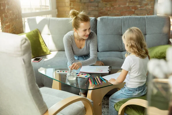 Insegnante e bambina, o mamma e figlia. Concetto di istruzione a casa — Foto Stock