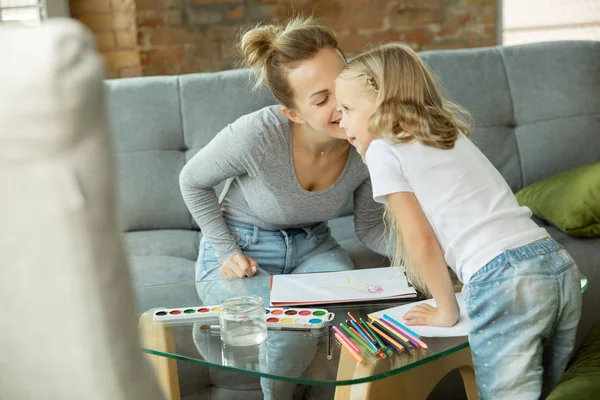 Nauczyciel i dziewczynka, lub Mama i córka. Koncepcja homeschooling — Zdjęcie stockowe