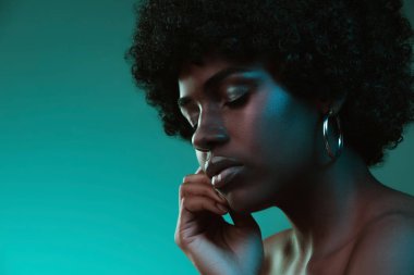Neon ışık kadın yüksek moda modeli Portresi