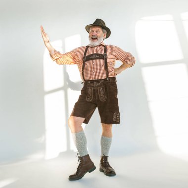 Geleneksel Bavyera giysileri giyen Oktoberfest adam Portresi