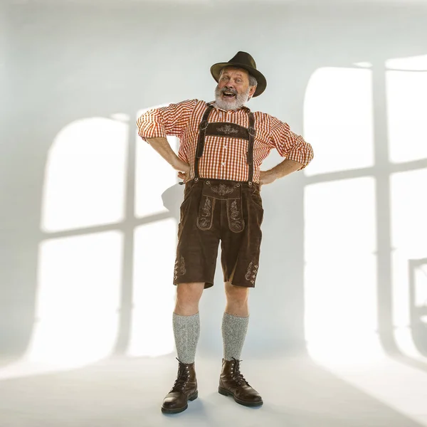 Portret człowieka Oktoberfest, nosząc tradycyjne bawarskie ubrania — Zdjęcie stockowe