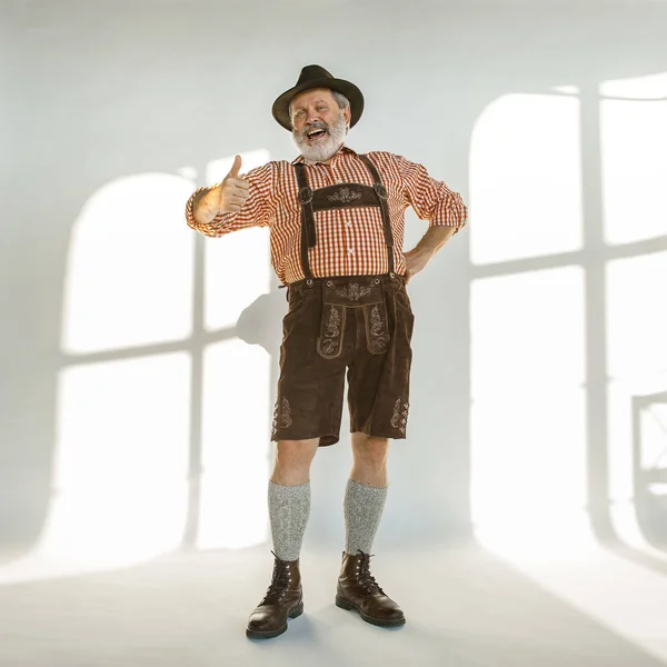 Retrato del hombre del Oktoberfest, vestido con la ropa tradicional bávara — Foto de Stock