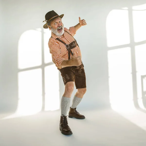 Retrato del hombre del Oktoberfest, vestido con la ropa tradicional bávara — Foto de Stock