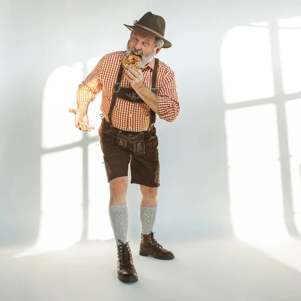 Retrato del hombre del Oktoberfest, vestido con la ropa tradicional bávara — Foto de Stock