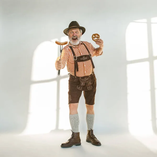 Retrato del hombre del Oktoberfest, vestido con la ropa tradicional bávara — Foto de Stock