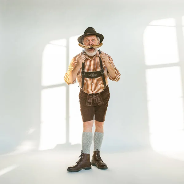 Retrato do homem Oktoberfest, vestindo as roupas tradicionais da Baviera — Fotografia de Stock