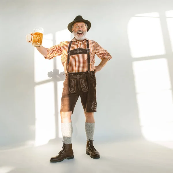 Portrait of Oktoberfest man, wearing the traditional Bavarian clothes — Stock Photo, Image