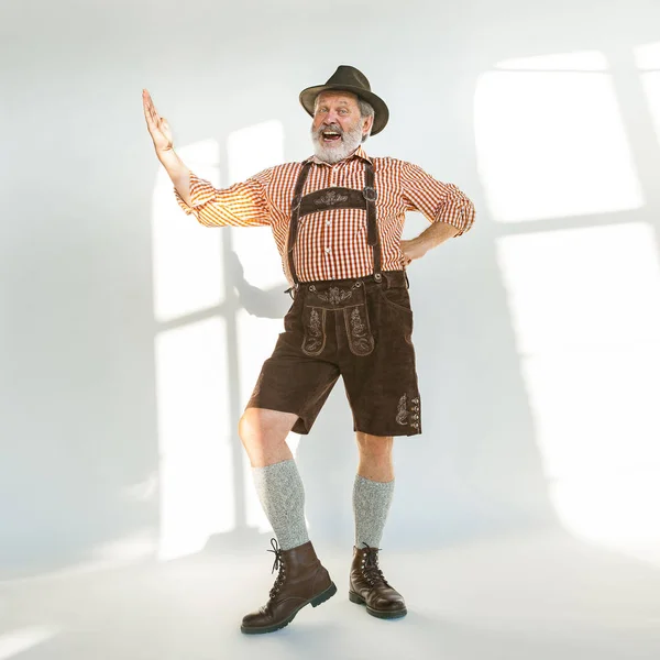 Retrato del hombre del Oktoberfest, vestido con la ropa tradicional bávara — Foto de Stock