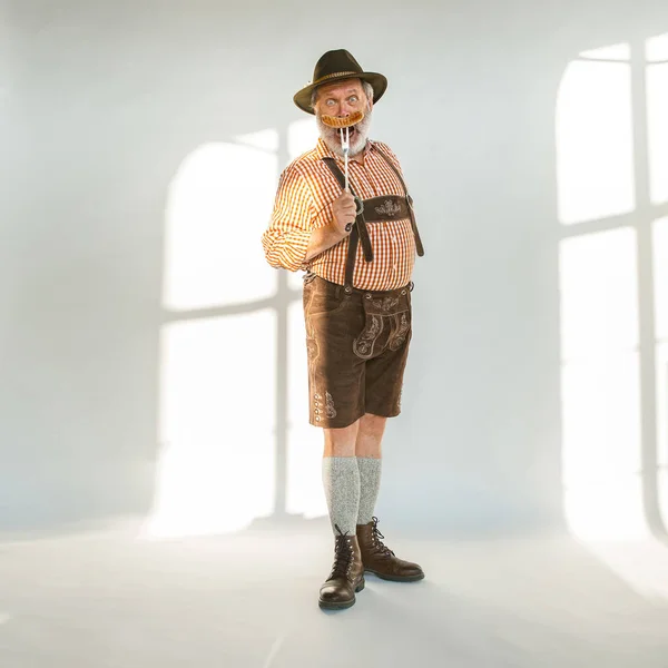 Retrato do homem Oktoberfest, vestindo as roupas tradicionais da Baviera — Fotografia de Stock