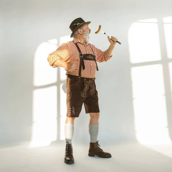 Retrato do homem Oktoberfest, vestindo as roupas tradicionais da Baviera — Fotografia de Stock