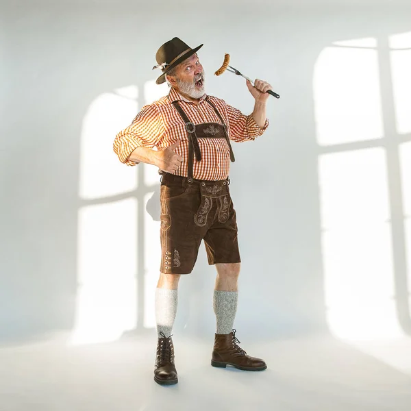 Retrato del hombre del Oktoberfest, vestido con la ropa tradicional bávara — Foto de Stock