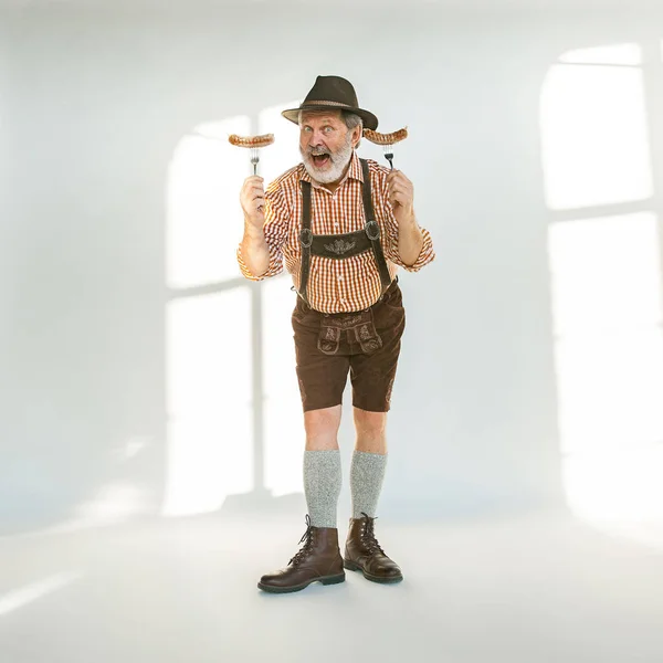 Retrato del hombre del Oktoberfest, vestido con la ropa tradicional bávara — Foto de Stock