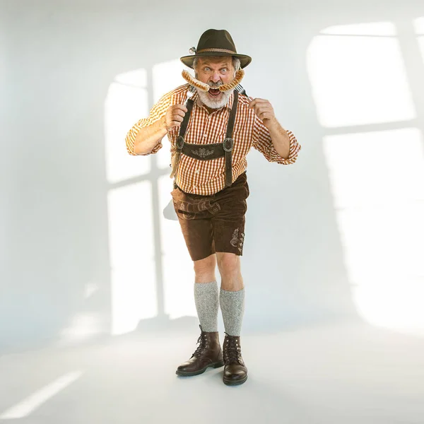 Porträtt av Oktoberfest man, klädd i traditionella bayerska kläder — Stockfoto