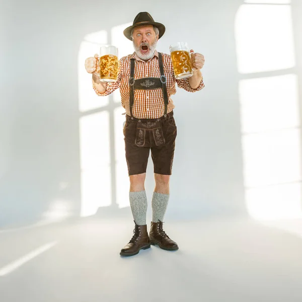 Retrato del hombre del Oktoberfest, vestido con la ropa tradicional bávara — Foto de Stock