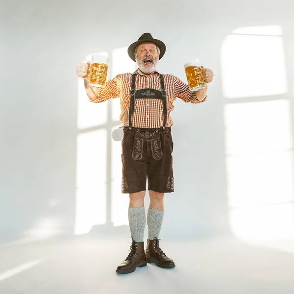 Portret van de man van het Oktoberfest, het dragen van de traditionele Beierse kleren — Stockfoto