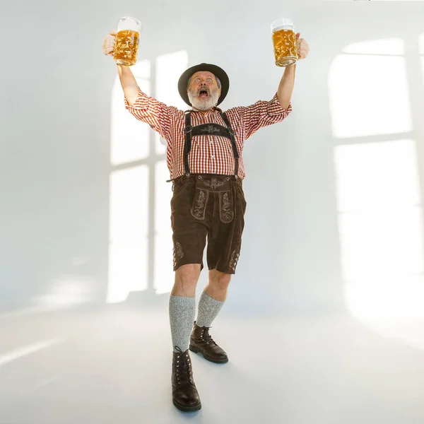 Porträtt av Oktoberfest man, klädd i traditionella bayerska kläder — Stockfoto