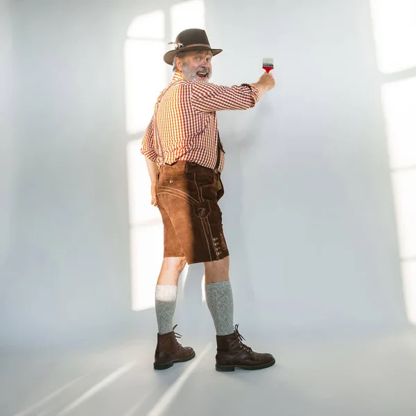 Retrato del hombre del Oktoberfest, vestido con la ropa tradicional bávara — Foto de Stock