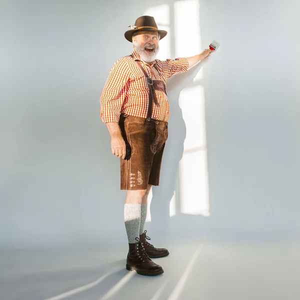 Retrato do homem Oktoberfest, vestindo as roupas tradicionais da Baviera — Fotografia de Stock