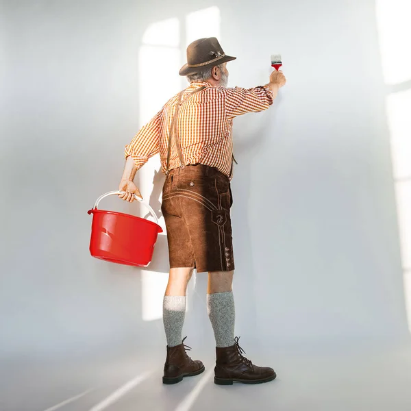 Portrait de l'homme Oktoberfest, portant les vêtements bavarois traditionnels — Photo