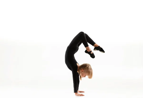 Malá gymnastka cvičila izolovaně na bílém pozadí — Stock fotografie