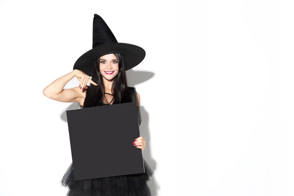 Fiatal nő kalapot és ruhát, mint a boszorkány, fehér alapon — Stock Fotó