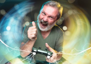 Hevesli oyuncu. Joyful adam bir video oyunu denetleyicisi tutan