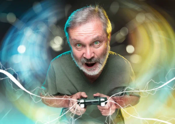 熱狂的なゲーマー。ビデオゲームコントローラを持つ喜びの男 — ストック写真