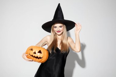 Beyaz arka planda bir cadı olarak şapka genç kadın