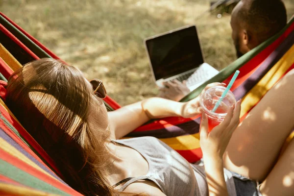 Joven pareja internacional multiétnica al aire libre — Foto de Stock