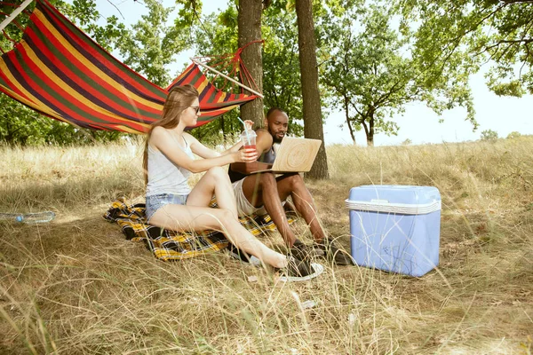 Young multiethnic international couple outdoors — Stock Photo, Image
