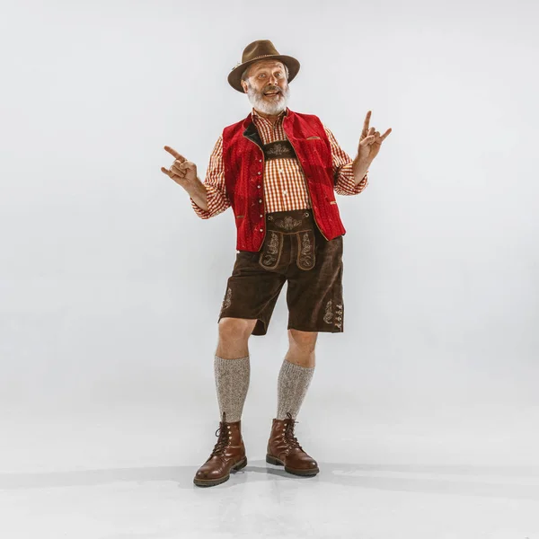 Retrato del hombre del Oktoberfest, vestido con la ropa tradicional bávara — Foto de Stock