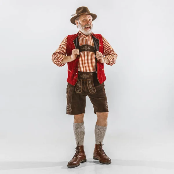 Retrato del hombre del Oktoberfest, vestido con la ropa tradicional bávara — Foto de Stock