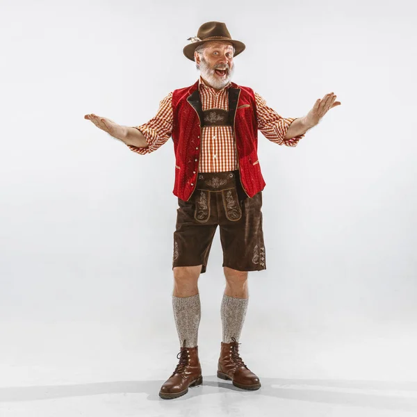 Retrato do homem Oktoberfest, vestindo as roupas tradicionais da Baviera — Fotografia de Stock