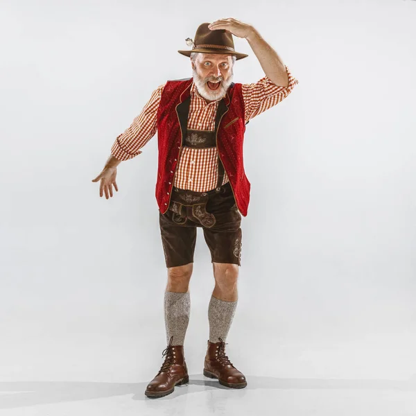 Retrato do homem Oktoberfest, vestindo as roupas tradicionais da Baviera — Fotografia de Stock