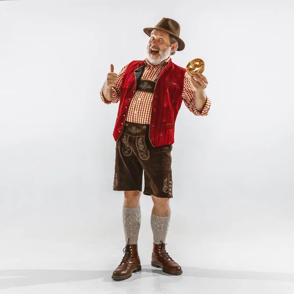 Ritratto dell'uomo dell'Oktoberfest, indossando i tradizionali abiti bavaresi — Foto Stock