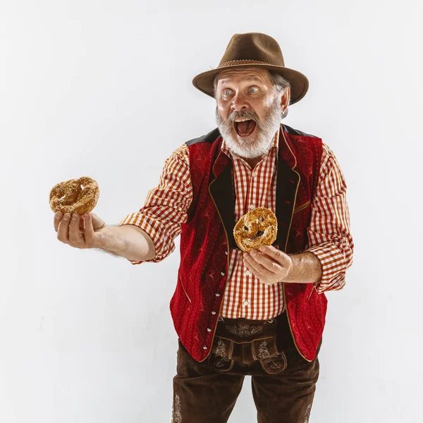 Портрет человека с фестиваля Октоберфест в традиционной баварской одежде — стоковое фото